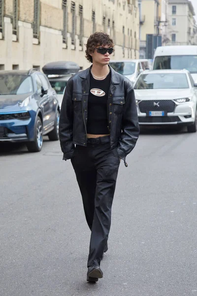 Ember, fekete Stone Island kabát előtt Spyder divatbemutató, Milan Fashion  Week utcai stílusban –Editorial Stock Fotó © AndreaA. #272374132