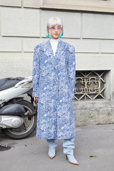 Milan Italië Februari 2023 Vrouw Met Blauwe Vacht Wit Haar — Stockfoto
