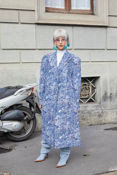 Milan Italië Februari 2023 Vrouw Met Blauwe Vacht Wit Haar — Stockfoto
