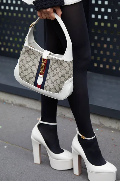 Milan Italy Φεβρουαριου 2023 Γυναίκα Λευκή Τσάντα Gucci Και Ψηλοτάκουνα — Φωτογραφία Αρχείου