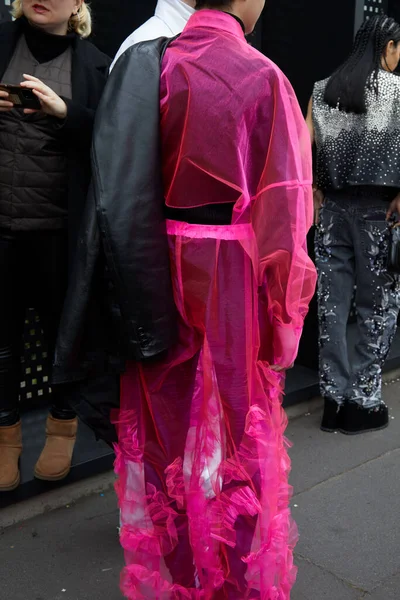 ミラノ イタリア 2023年2月24日 グッチファッションショーの前にピンク 透明シャツとスカートを持つ男 ミラノファッションウィークストリートスタイル — ストック写真