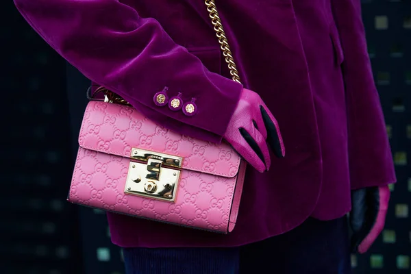 Milán Italia Febrero 2023 Mujer Con Bolso Cuero Rosa Gucci —  Fotos de Stock