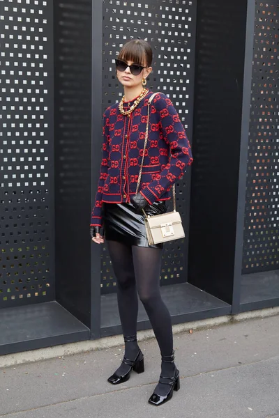 Milan Italie Février 2023 Femme Avec Veste Gucci Avec Motif — Photo