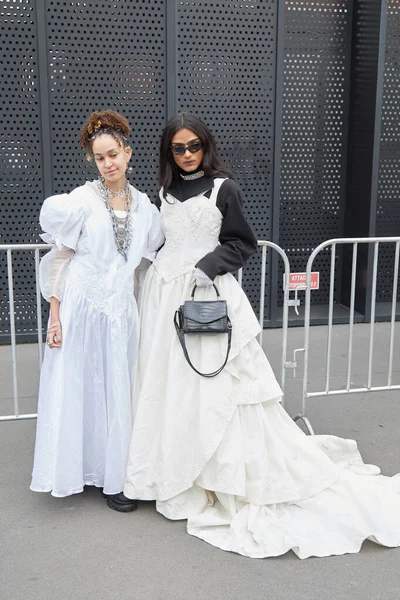 Milan Włochy Luty 2023 Goście Długą Białą Sukienką Przed Pokazem — Zdjęcie stockowe