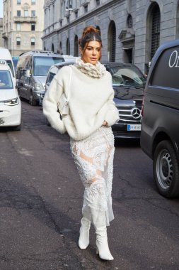 MILAN, İtalya - 25 Şubat 2023: Ermanno Scervino defilesinden önce Nima Benati, Milano Moda Haftası