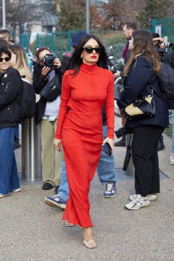 MILAN, İtalya - 25 Şubat 2023: Ferragamo defilesinden önce Amina Muaddi, Milan Moda Haftası tarzı