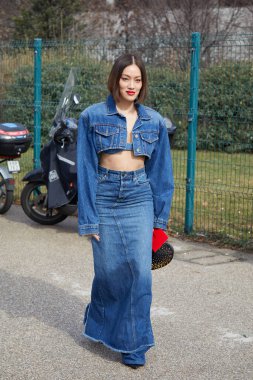 MILAN, İtalya - 25 Şubat 2023 Ferragamo defilesinden önce Tiffany Hsu, Milan Moda Haftası tarzı