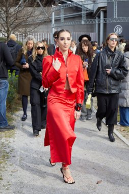 MILAN, İtalya - 25 Şubat 2023: kırmızı ceketli ve etekli Ginevra Mavilla Ferragamo defilesinden önce, Milan Moda Haftası tarzı