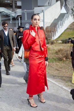 MILAN, İtalya - 25 Şubat 2023: kırmızı ceketli ve etekli Ginevra Mavilla Ferragamo defilesinden önce, Milan Moda Haftası tarzı