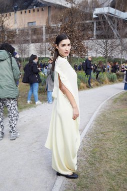 MILAN, İtalya - 25 Şubat 2023: Ferragamo defilesinden önce Patricia Manfield, Milan Moda Haftası tarzı