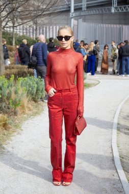 MILAN, ITALY - 25 Şubat 2023: kırmızı balıkçı yakalı Caro Daur ve Ferragamo moda defilesinden önce pantolon, Milan Moda Haftası tarzı