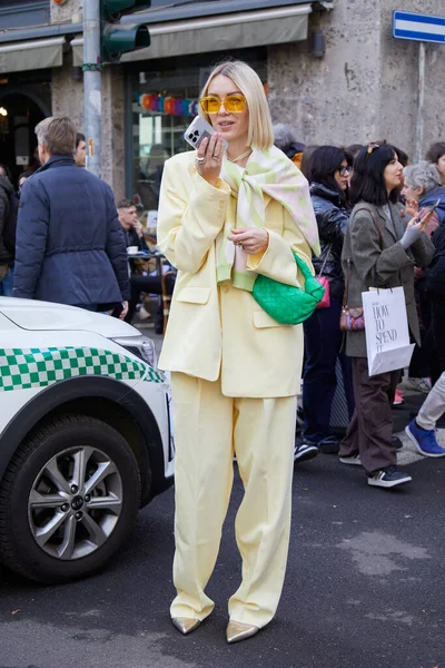 Milan Włochy Luty 2023 Kobieta Jasnożółtej Kurtce Spodniach Oraz Zielonej — Zdjęcie stockowe