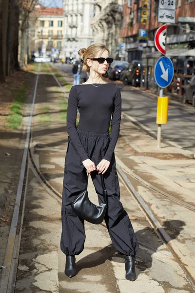 Milan Włochy Luty 2023 Kobieta Czarnej Koszuli Spodniach Przed Pokazem — Zdjęcie stockowe