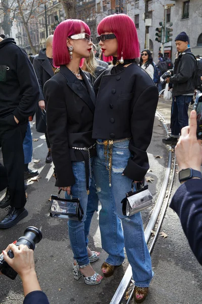 意大利 2023年2月25日 在米兰时装周街头时装秀之前 Ami和Aya Suzuki — 图库照片