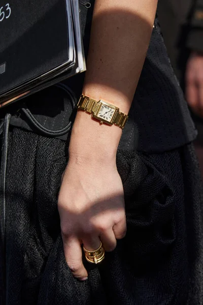 Milán Italia Febrero 2023 Mujer Con Reloj Cartier Oro Antes —  Fotos de Stock