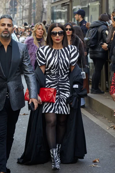 意大利 2023年2月25日 在米兰时装周街头时装秀之前 穿着斑马设计服装和红包的女人 — 图库照片