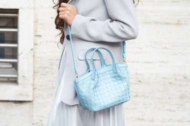 MILAN, İtalya - 25 Şubat 2023: açık mavi çantalı, gri ceketli ve gümüş etekli kadın Missoni defilesinden önce, Milan Moda Haftası tarzı