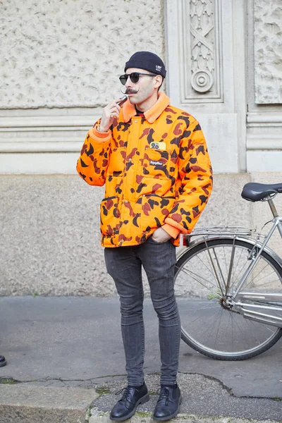 Milan Italië Februari 2023 Man Met Oranje Refrigiwear Gewatteerde Jas — Stockfoto
