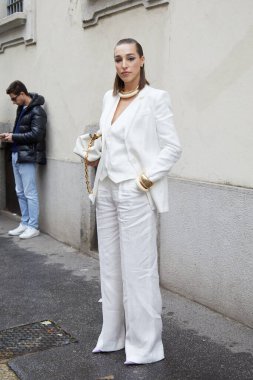 MILAN, İtalya - 26 Şubat 2023: Luisa Spagnoli defilesinden önce Ginevra Mavilla, Milano Moda Haftası
