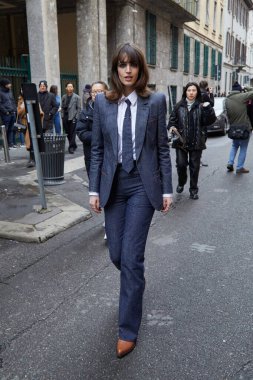 MILAN, İtalya - 26 Şubat 2023: Giorgio Armani defilesinden önce Greta Ferro, Milan Moda Haftası tarzı