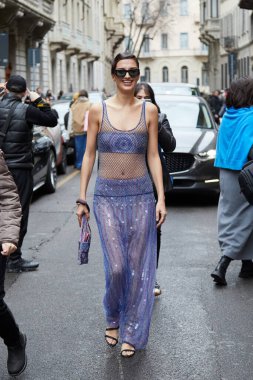 MILAN, ITALY - 26 Şubat 2023: Gabrielle Caunesil Giorgio Armani defilesinden önce, Milan Moda Haftası tarzı