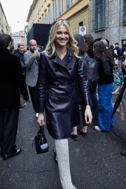 MILAN, İTALYA - 26 Şubat 2023: Giorgio Armani defilesinden önce Celina Kilitleniyor, Milan Moda Haftası