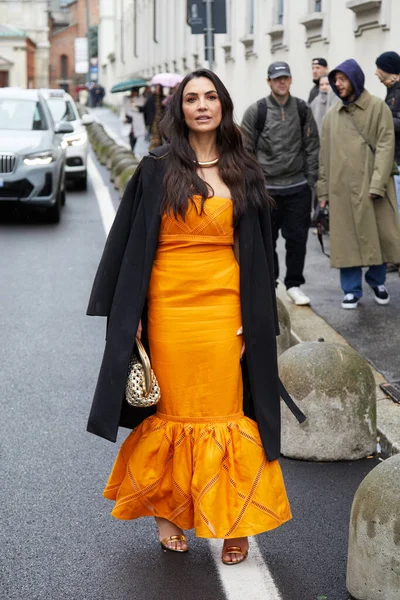 Milan Włochy Luty 2023 Kobieta Pomarańczowej Sukience Czarnym Płaszczu Przed — Zdjęcie stockowe