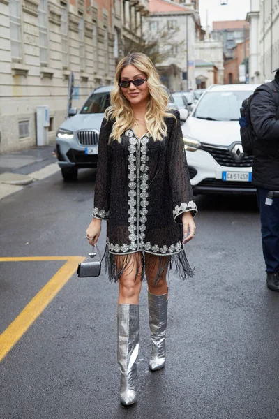 ミラノ イタリア 2023年2月26日 Luisa Spagnoliファッションショー ミラノファッションウィークストリートスタイルの前に白い装飾とフリンジ付きの黒いドレスの女性 — ストック写真