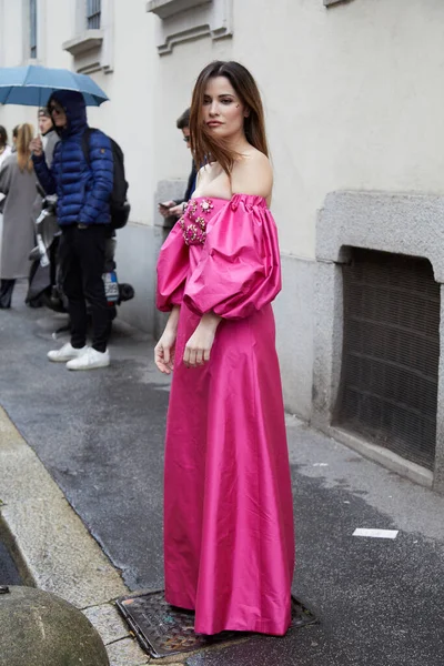 Milão Itália Fevereiro 2023 Mulher Com Vestido Rosa Com Strass — Fotografia de Stock
