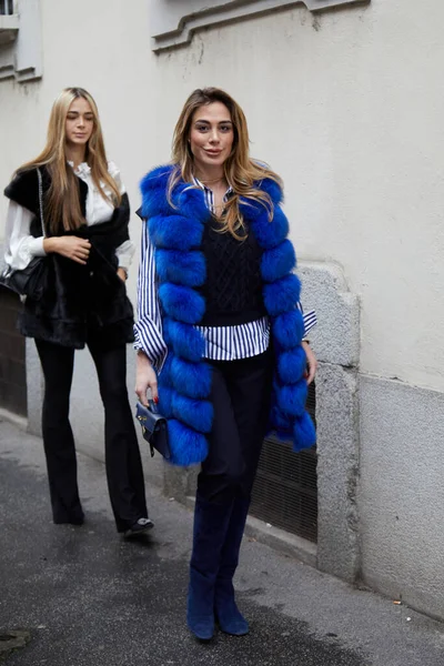 Milão Itália Fevereiro 2023 Mulher Com Casaco Pele Azul Camisa — Fotografia de Stock