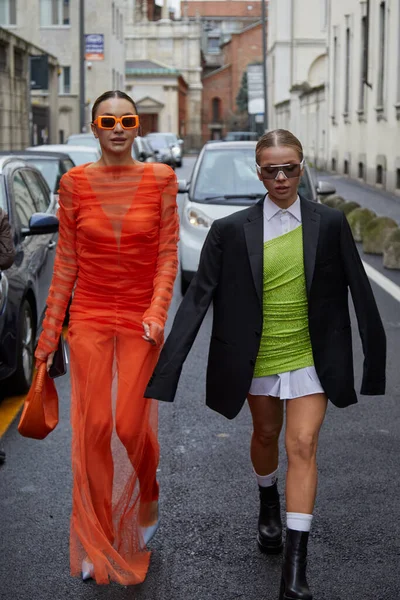 Milán Italia Febrero 2023 Mujeres Con Vestido Naranja Verde Antes —  Fotos de Stock