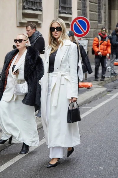 Milão Itália Fevereiro 2023 Mulher Com Casaco Branco Calças Antes — Fotografia de Stock