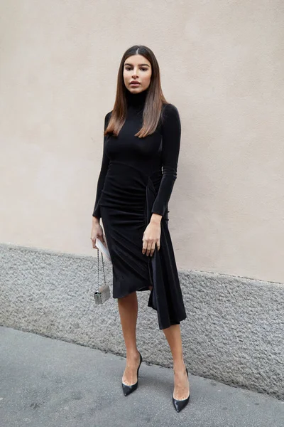 Milán Italia Febrero 2023 Mujer Con Vestido Terciopelo Negro Antes —  Fotos de Stock