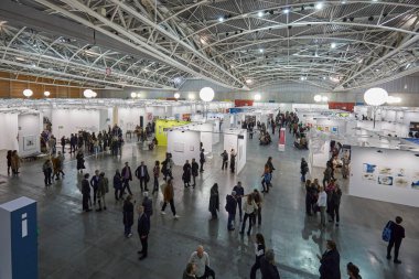 TÜRİN, İTALYA - 02, 2023 Artissima 2023, Torino 'daki çağdaş sanat fuarında insan ve sanat koleksiyoncuları. 