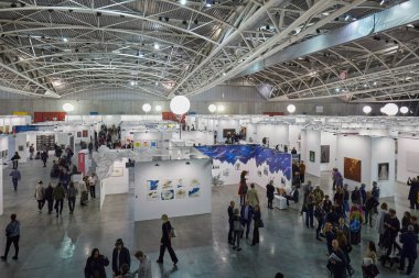 TÜRİN, İTALYA - 02, 2023 Artissima 2023, Torino 'daki çağdaş sanat fuarında insan ve sanat koleksiyoncuları. 