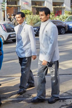 MILAN, İtalya - 13 Ocak 2024: Muhammed Hadban ve Humaid Hadban ikizleri Dolce ve Gabbana defilesinden önce, Milan Moda Haftası tarzı
