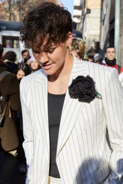 MILAN, ITALY - 13 Ocak 2024: Noah Beck Dolce ve Gabbana moda defilesinden önce, Milan Moda Haftası tarzı