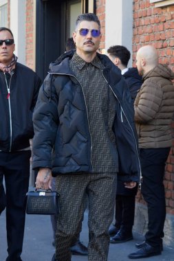 MILAN, İtalya - 13 Ocak 2024: Fendi defilesinden önce Kadu Dantas, Milano Moda Haftası tarzı