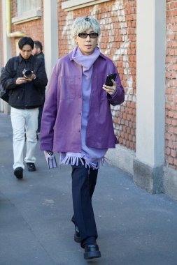 MİLAN, İTALYA 13 Ocak 2024: Mayao Ma Fendi moda defilesinden önce, Milan Moda Haftası tarzı