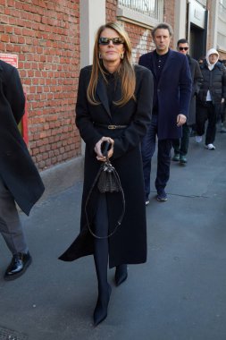 MILAN, ITALY - 13 Ocak 2024: Anna Dello Russo Fendi defilesinden önce, Milan Moda Haftası tarzı