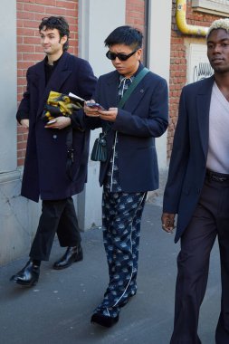 MILAN, İtalya - 13 Ocak 2024: Fendi moda defilesinden önce Declan Chan, Milano Moda Haftası tarzı