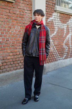 MILAN, ITALY - 13 Ocak 2024: Fendi defilesinden sonra top model, Milan Moda Haftası tarzı