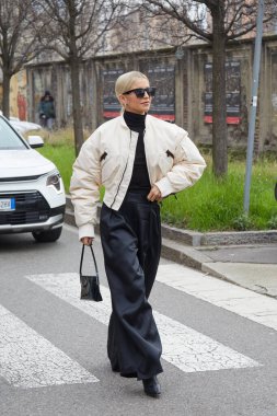 MILAN, İtalya - 14 Ocak 2024: Caroline Daur K-Way defilesinden önce, Milan Moda Haftası tarzı