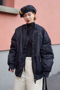 MILAN, İtalya - 14 Ocak 2024: Ali Bercan K-Way defilesinden önce, Milan Moda Haftası tarzı