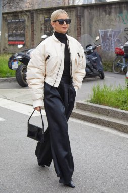 MILAN, İtalya - 14 Ocak 2024: Caroline Daur K-Way defilesinden önce, Milan Moda Haftası tarzı