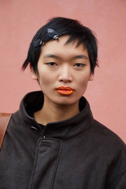 MILAN, ITALY - 14 Ocak 2024: K-Way defilesinden sonra makyaj yapan top model, Milan Moda Haftası tarzı