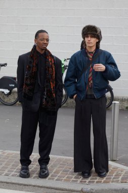 MILAN, İtalya - 14 Ocak 2024: Erkekler Prada defilesinden önce, Milan Moda Haftası tarzı