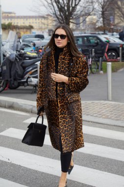 MILAN, İtalya - 14 Ocak 2024: Prada defilesinden önce leopar desenli ceket giyen kadın, Milan Moda Haftası tarzı