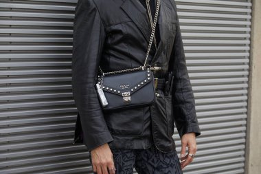 MILAN, ITALY - 14 Ocak 2024: Prada defilesinden önce siyah deri ceketli Prada çantalı adam, Milan Moda Haftası tarzı