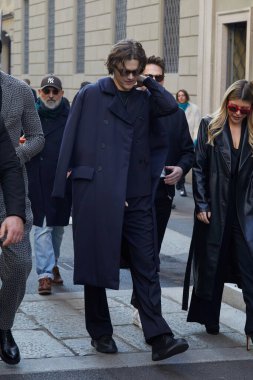 MILAN, İtalya - 15 Ocak 2024: Christopher Briney Giorgio Armani defilesinden önce, Milan Moda Haftası tarzı